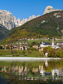 Molveno am Lago di Molveno in den Dolomiti di Brenta, Teil des UNESCO-Weltnaturerbes. Italien, Trentino.
