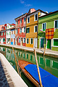 Bunte Häuser und Kanal, Burano, Venetien, Italien