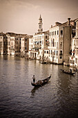 Abendlicht und Gondeln auf dem Canal Grande, Venedig, Venetien, Italien