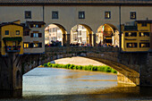 Ponte Vecchio und den Fluss Arno, Florenz, Toskana, Italien