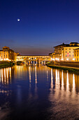 Der Fluss Arno und Ponte Vecchio bei Nacht, Florenz, Toskana, Italien