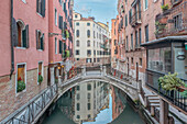 Italien, Venedig. Brücke über den Kanal