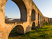 Aqueduto da Amoreira, das Aquädukt aus dem 16. und 17. Jahrhundert. Elvas im Alentejo nahe der spanischen Grenze. Elvas ist als UNESCO-Weltkulturerbe gelistet. Portugal