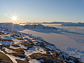 Sonnenaufgang im Winter am Ilulissat-Eisfjord in der Diskobucht in Westgrönland, der Eisfjord ist Teil des UNESCO-Weltkulturerbes. Grönland, Dänemark.