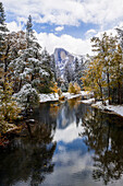 Schwingende Brücke. Erster Schnee im Herbst im Yosemite National Park, Kalifornien, USA.