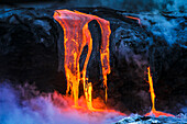 Lavastrom in den Ozean in der Morgendämmerung, Hawaii Volcanoes National Park, The Big Island, Hawaii, USA