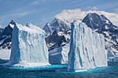 Antarktis, Insel Südgeorgien, Coopers Bay. Landschaft mit Eisbergen und Bergen