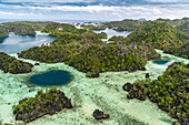 Indonesien, West Papua, Raja Ampat. Überblick über Inseln und Riffe.