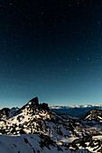Kanada, British Columbia, Garibaldi Provincial Park. Schwarzer Stoßzahn unter Mondlicht und Sternenhimmel.