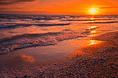 Kanada, Ontario, Sandbanks Provincial Park, Wellen am Strand von Lake Ontario bei Sonnenuntergang