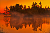 Kanada, Ontario. Wanapitei-Fluss bei Sonnenaufgang.