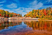 Kanada, Ontario, Chutes Provincial Park. Reflexionen über Aux Sables River im Herbst.