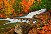 Kanada, Ontario, Rosseau. Skeleton River bei Hatchery Falls im Herbst.