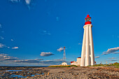 Kanada, Quebec, Pointe-Au-Pere. Leuchtturm am Ufer des St. Lawrence River