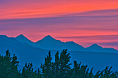 Kanada, Yukon, Kluane-Nationalpark. Sonnenuntergang in den St. Elias Mountains