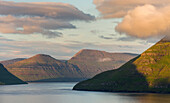 Fjord Fuglafjördur und Leirviksfjördur bei Sonnenuntergang, im Hintergrund die Berge der Insel Kalsoy. Nordeuropa, Dänemark