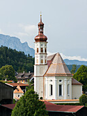 Kirche Sankt Michael. Dorf Sachrang im Chiemgau in den bayerischen Alpen. Europa, Deutschland, Bayern