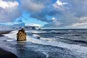 Sea Stack und schwarzer Sandstrand in der Nähe von Vik, Island