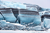 Europa, Südwest-Island, Skaftafell-Nationalpark, Skaftafelljokull-Gletscher. Riesige Eisbrocken werden in eine zugefrorene Lagune geschoben.