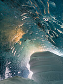 Eishöhle im Gletscher Breidamerkurjokull im Vatnajökull-Nationalpark. Sonnenaufgang am Eingang der Höhle. Island