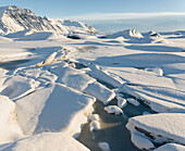 Skaftafelljokull-Gletscher im Vatnajokull-Nationalpark im Winter. Der zugefrorene Gletschersee mit Eisbergen. Skandinavien, Island