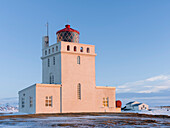 Der Leuchtturm am Kap Dyrholaey. Küste des Nordatlantiks in der Nähe von Vik y Myrdal im Winter. Skandinavien, Island