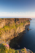 Irland, County Clare, Cliffs of Moher, 200 Meter hohe Klippen, Dämmerung