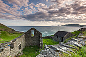 Ireland, County Kerry, Dingle Peninsula, Slea Head Drive, Dunquin, farmhouse ruins