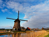 Niederlande, Nordholland, Windmühle am Kanal
