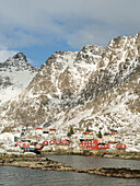 Dorf A i Lofoten auf der Insel Moskenesoya. Die Lofoten im Norden Norwegens im Winter. Skandinavien, Norwegen