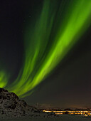 Nordlichter in der Nähe von Leknes, Insel Vestvagoy. Die Lofoten im Norden Norwegens im Winter. Skandinavien, Norwegen