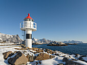 Kleinstadt Kabelvag, Insel Austvagoya. Die Lofoten im Norden Norwegens im Winter. Skandinavien, Norwegen