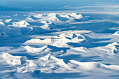 Norwegen, Svalbard, Spitzbergen. Luftaufnahme von vergletscherten Bergen.