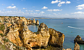 Die Klippen und Felsnadeln von Ponta da Piedade an der felsigen Küste der Algarve in Portugal.