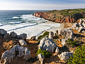Strand und Klippen am Praia do Telheiro an der Costa Vicentina. Die Küste der Algarve im Frühling. Portugal