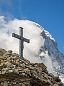 Schweiz, Zermatt, Matterhorn mit Wolken und Kreuz