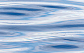 Wellen, die den Himmel in Blau, Grau und Silber reflektieren. Atlantik nahe der Küste von Südgrönland, Dänemark