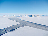 Meereis mit Eisbergen in der Baffinbucht zwischen Kullorsuaq und Upernavik im äußersten Norden Grönlands im Winter.