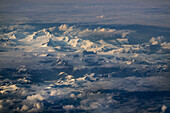USA, Alaska, Chugach-Gebirge. Luftaufnahme von Gletschern und schneebedeckten Bergen.