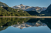 USA, Alaska, Katmai-Nationalpark. Malerische Landschaft im geografischen Hafen der Amalik-Bucht mit Bergen mit Schneefeldern und dem Flussdelta.