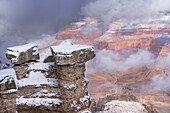 USA, Arizona, Grand-Canyon-Nationalpark. Winterschneesturm über Schlucht.