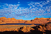Wolken über dem Lake Powell National Recreation Area, Utah, Arizona