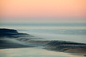 USA, Kalifornien, Moro Bay. Morgennebel auf Sanddünen und Ozean