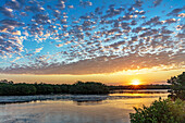 Sonnenaufgangswolken über Teichen im Ding Darling National Wildlife Refuge auf Sanibel Island, Florida, USA
