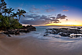 Abendlicht in kleiner Bucht, bekannt als Secret Beach in der Nähe von Makena, Maui, Hawaii