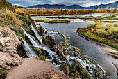 Fall Creek Wasserfall Landschaft und Herbstpappeln in der Nähe von Swan Valley und Idaho Falls Idaho