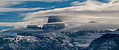 Panorama von Grand Teton, Middle Teton und Mount Owen, gesehen von Westen mit Wolkenschichten.