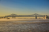 New Orleans, Louisiana. Nebel über dem Mississippi an der Crescent City Connection (CCC), Greater New Orleans Bridge