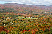 Blick auf die Herbstlandschaft von der Route 2 im Westen von Massachusetts, USA