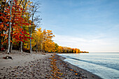 USA, Michigan, Upper Peninsula, Silver City, Morning light on Lake Superior
